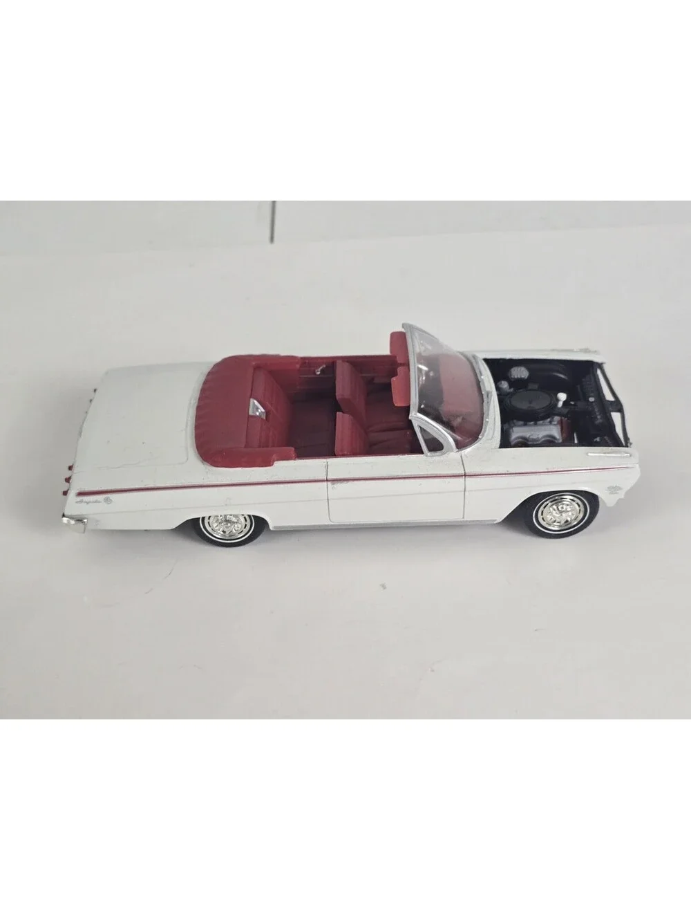 1/25 AMT MASTERPIECE 1962 CHEVROLET IMPALA SS CONVERTIBLE WHITE RED INTERIOR